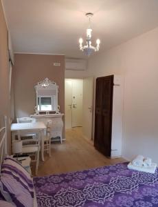 Zimmer mit einem Schlafzimmer mit einem Schreibtisch und einem Bett in der Unterkunft Gli Oleandri in Porto San Giorgio