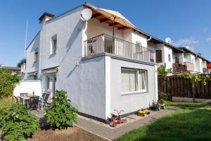 a house with a balcony on the side of it at Ferienhaus Ko-Living in Koblenz