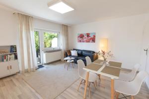 科布倫茨的住宿－Ferienhaus Ko-Living，客厅配有桌子和沙发