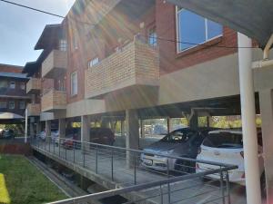 un riflesso di un'auto parcheggiata di fronte a un edificio di Melville Mews-2- Auckland park a Johannesburg