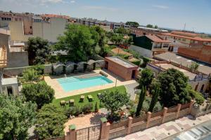 una vista aérea de un edificio con piscina en Apartaments Suites Sant Jordi, en Montbrió del Camp