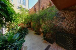 an alley with plants and a brick wall at Apartaments Suites Sant Jordi in Montbrió del Camp