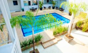 uma vista sobre uma piscina com palmeiras em Valérius Palace Hotel em Ariquemes