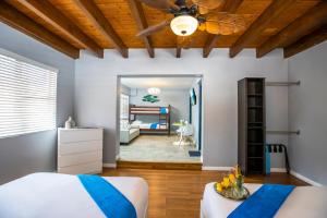 Postel nebo postele na pokoji v ubytování Hollywood Beach Suites and Hotel