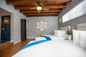 Postel nebo postele na pokoji v ubytování Hollywood Beach Suites and Hotel