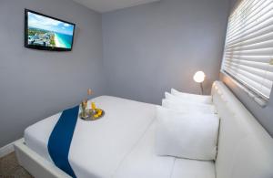 Postel nebo postele na pokoji v ubytování Hollywood Beach Suites and Hotel