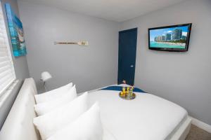 TV a/nebo společenská místnost v ubytování Hollywood Beach Suites and Hotel