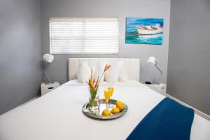 Postel nebo postele na pokoji v ubytování Hollywood Beach Suites and Hotel
