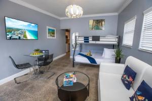 Postel nebo postele na pokoji v ubytování Hollywood Beach Suites and Hotel