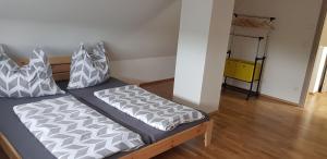 A bed or beds in a room at Ferienwohnung Tauschmann