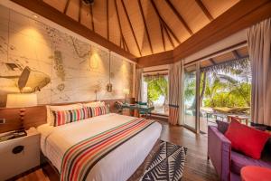 加弗阿利夫环礁Mercure Maldives Kooddoo - Adults-Only Escape - 50 percent off Domestic Transfers的一间带床和大窗户的卧室 更多96张照片