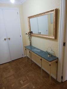 łazienka ze stołem i lustrem na ścianie w obiekcie Casa Cubillas w mieście Teruel