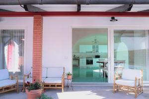 een patio met stoelen en een tafel en een eetkamer bij Masseria Torca - Isca in Massa Lubrense