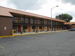an empty parking lot in front of a motel at Americas Best Value Inn Billings in Billings