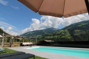 una piscina con vista sulle montagne di Bognerhof a Rifiano