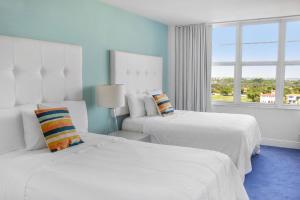 Säng eller sängar i ett rum på Seacoast Suites on Miami Beach