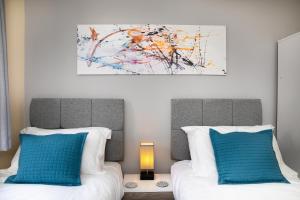 Un pat sau paturi într-o cameră la Brightleap Apartments - Modern and Spacious Home From Home 1 mile from M1 - Netflix, Prime Video, PS5 - Sleeps 11