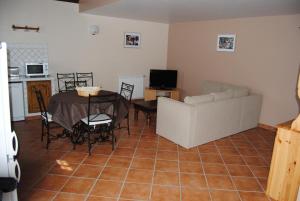 - un salon avec une table et un canapé dans l'établissement EL ROCIO 1 GITES EQUESTRE, à Saintes-Maries-de-la-Mer