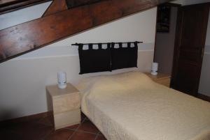 a bedroom with a bed with a black headboard at EL ROCIO 1 GITES EQUESTRE in Saintes-Maries-de-la-Mer