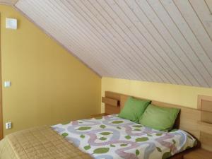 מיטה או מיטות בחדר ב-Flähult Ullared