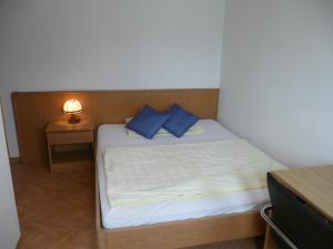 Postel nebo postele na pokoji v ubytování Hotel Adelboden