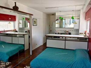 uma cozinha com um lavatório e uma bancada em Bright, open view studio in Retiro em Buenos Aires