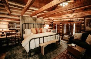 1 dormitorio con 1 cama grande en una cabaña de madera en The Kendall, en Boerne