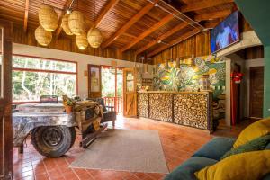 ein Wohnzimmer mit einem Tisch im Zimmer in der Unterkunft Selina Monteverde in Monteverde Costa Rica