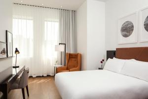 Postel nebo postele na pokoji v ubytování Hotel Place D'Armes