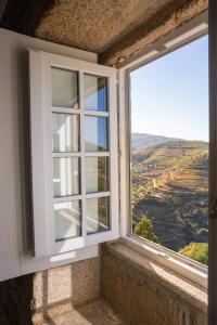 uma janela aberta com vista para um vale em Quinta do Valdalágea em Peso da Régua