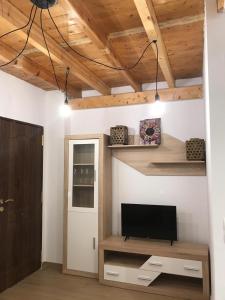 een woonkamer met een flatscreen-tv aan de muur bij La casa de Lucas y Alex in Ponferrada