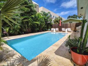 una piscina en medio de un patio en Coral Reef Villa, en Fort Lauderdale