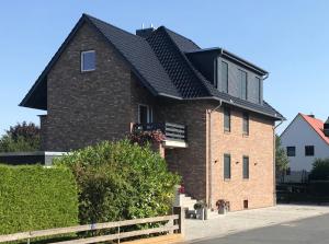 MeineApartment Meine的黑色屋顶的大型砖屋