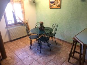 a dining room with a green table and chairs at L'estaminet de la vallée - Le provençal in Russ