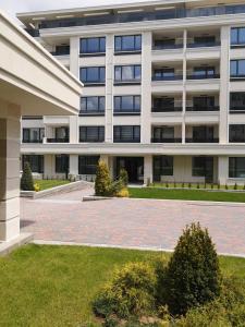 un gran edificio con un patio delante de él en Business and Leisure apartments in Mladost 2 with FREE Garage en Sofía
