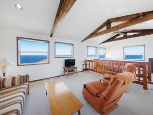 un soggiorno con divano e tavolo di Ocean Waves a Gleneden Beach