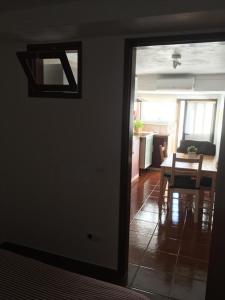 - un salon avec une table et une salle à manger dans l'établissement Casa da Avó Tina - Apartamento, à Castelo de Vide