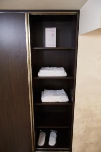 un armadio con due asciugamani e due scarpe di Residence North Avenue, small center a Yerevan