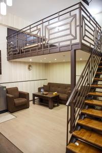 vestíbulo con escalera y sala de estar en Residence North Avenue, small center, en Ereván