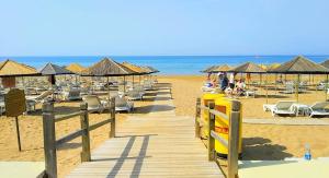 ein Strand mit Liegestühlen und Sonnenschirmen und das Meer in der Unterkunft Side Erenler Hotel in Side