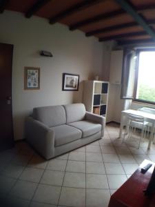 - un salon avec un canapé et une table dans l'établissement Appartamento Luisa, à Parme