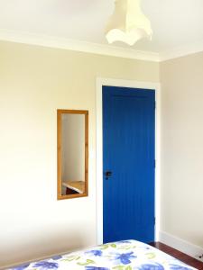 Voodi või voodid majutusasutuse Suncatchers Upper Fierd Kilbaha Kilkee toas