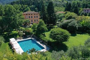 - une vue aérienne sur une maison et une piscine dans l'établissement Relais Corte Rodeschi, à Camaiore