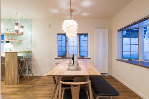 une cuisine avec une table en bois et un évier dans l'établissement Yukine, à Kutchan