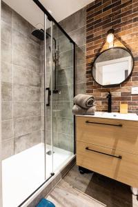 une salle de bain avec une douche, un lavabo et un miroir dans l'établissement Au cœur du Vieux Port - Le quai bourgeois, à Marseille