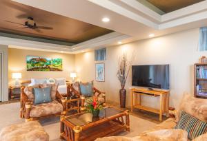 TV a/nebo společenská místnost v ubytování Affordable Luxury on One Acre