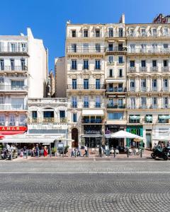 un groupe de bâtiments devant une rue dans l'établissement Au cœur du Vieux Port - Le quai bourgeois, à Marseille