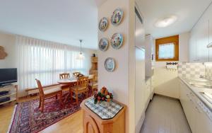 eine Küche und ein Esszimmer mit einem Tisch und Stühlen in der Unterkunft Surpunt 44 in St. Moritz
