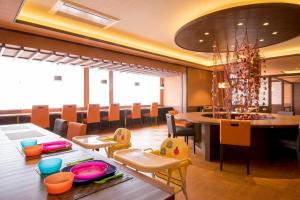 una sala da pranzo con tavolo e sedie di Umiusagi a Higashiizu Altre 37 foto