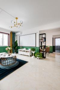 ein Wohnzimmer mit einem großen weißen Zimmer mit einem Tisch in der Unterkunft Xi 'an lianhu district · kaiyuanmen · Luke boutique apartment ·00184770 in Xi'an